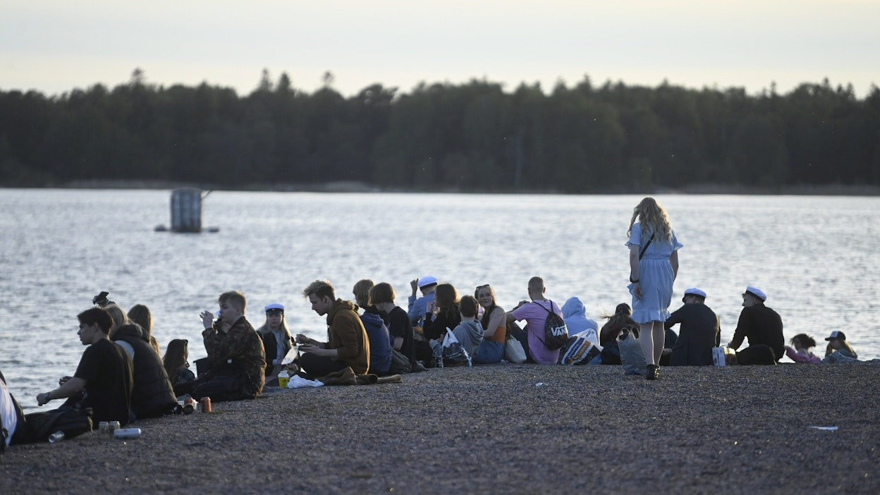 Koulujen päättäjäisilta on sujunut varsin rauhallisesti, kertovat eri poliisilaitokset. Kuva on Hietaniemen uimarannalta Helsingistä viime vuoden päättäjäisillalta. LEHTIKUVA / Vesa Moilanen. 