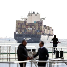 Monet alukset ovat mainostaneet yhteyksiä Kiinaan toivoen pääsevänsä Punaisenmeren läpi turvallisesti. 12 prosenttia maailman merirahdista kulkee Suezin kanavan kautta, kertoo  varustamoja ja laivayhtiöitä edustava Kansainvälinen merenkulkukamari. Rahtilaiva kulki lauantaina Suezin kanavalla.