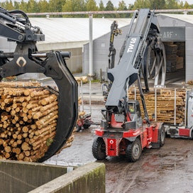 Stora Enson tehtaalle saapuvaa puukuormaa puretaan Varkaudessa.