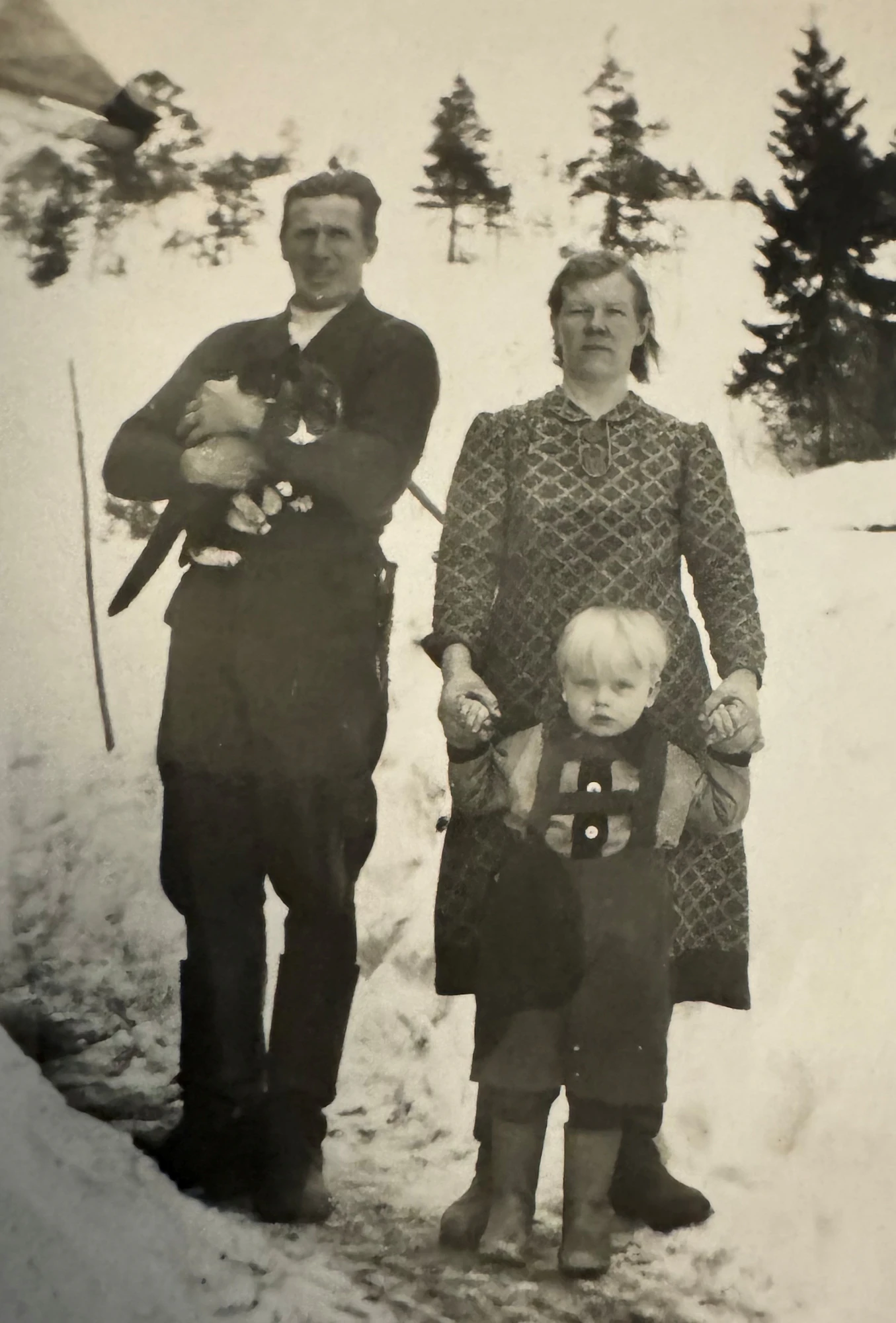 Varpulan isäntäväki Arvi ja Julia Lindqvist ottopoikansa Reijon kanssa 1940-luvun lopulla.