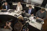 Anneli Auer (2. vas.) ja Jens Ihle (oik.) kertoivat käräjäoikeuden ratkaisun jälkeen toivovansa, ettei tapauksen käsittely jatku hovioikeuteen. RONI LEHTI / LEHTIKUVA. 