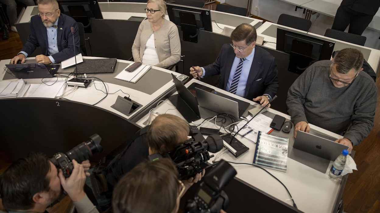 Anneli Auer (2. vas.) ja Jens Ihle (oik.) kertoivat käräjäoikeuden ratkaisun jälkeen toivovansa, ettei tapauksen käsittely jatku hovioikeuteen. RONI LEHTI / LEHTIKUVA.