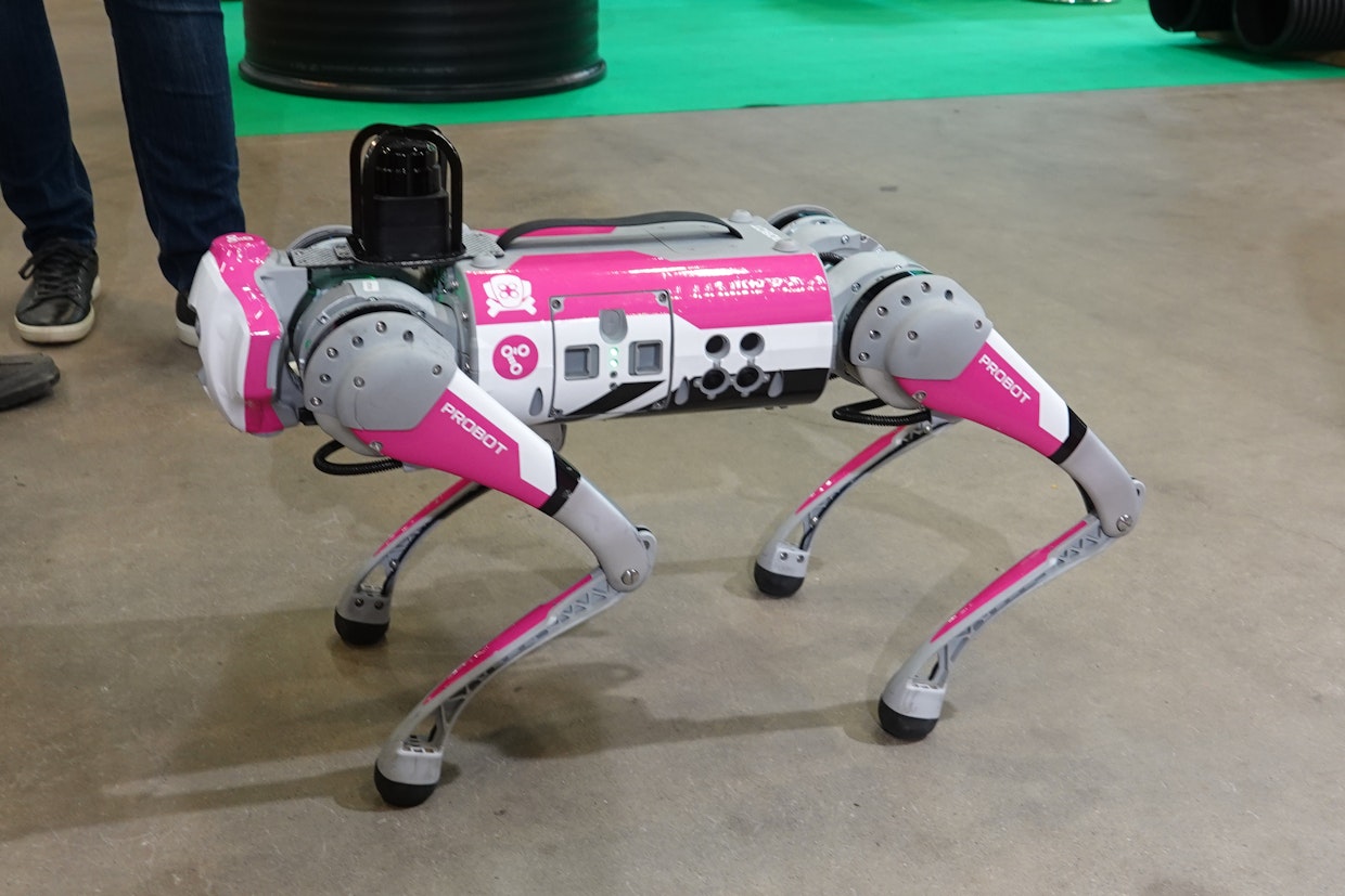 Oululainen Probot on myös mukana FlexoGrobot-hankkeessa kehittämässä autonomisia robottijärjestelmiä.  Messuilla esillä ollut robottikoira oli lähinnä yleisön mielenkiintoa herättelemässä. Valmiina Kiinasta saatava ”koira” demonstroi robotiikan mahdollisuuksia.