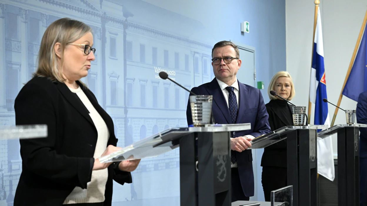 Hallitusneuvos Sanna Palo (vas.) sisäministeriön rajavartio-osastolta, pääministeri Petteri Orpo ja sisäministeri Mari Rantanen tiedotustilaisuudessa perjantaina. LEHTIKUVA / Heikki Saukkomaa.