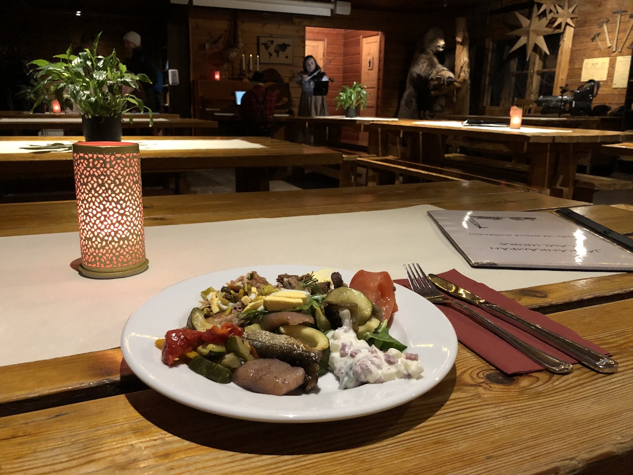 Elävä musiikki ryydittää päivällisen syömistä.