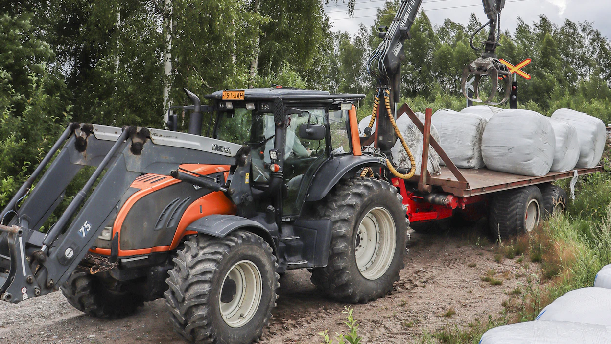 Vedolla ja aisaohjauksella varustettu perävaunu on ketterä yhdistelmä. Traktoria on helppo siirtää kuormauksen aikana, koska jäykkärunkoisessa vaunussa ei tarvita tukijalkoja.