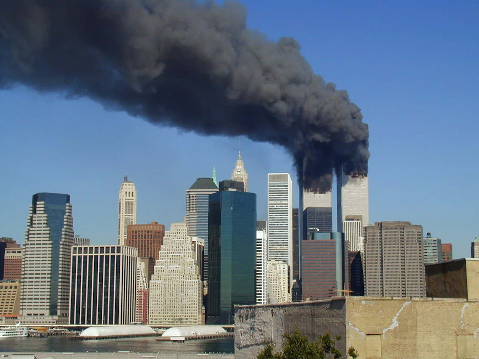 World Trade Centerin savuavat tornit syyskuun 11. päivänä vuonna 2001.