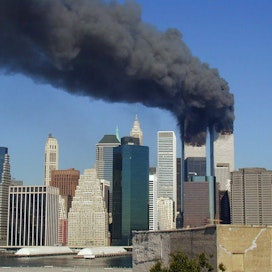 World Trade Centerin savuavat tornit syyskuun 11. päivänä vuonna 2001.