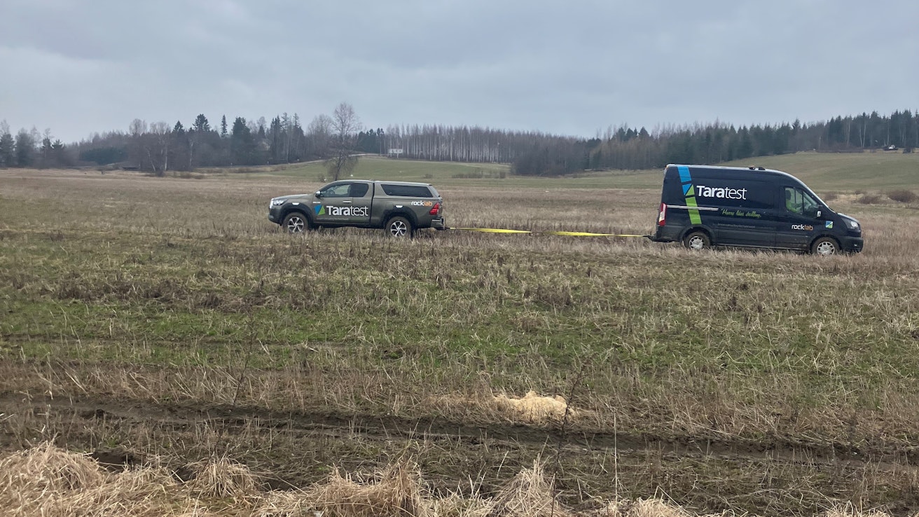 Länsirata oy:n tutkimuskonsulttien auto jäi kiinni Birkkalan tilan pellolle. Auton hinaaminen irti jätti syvät urat pellolle.