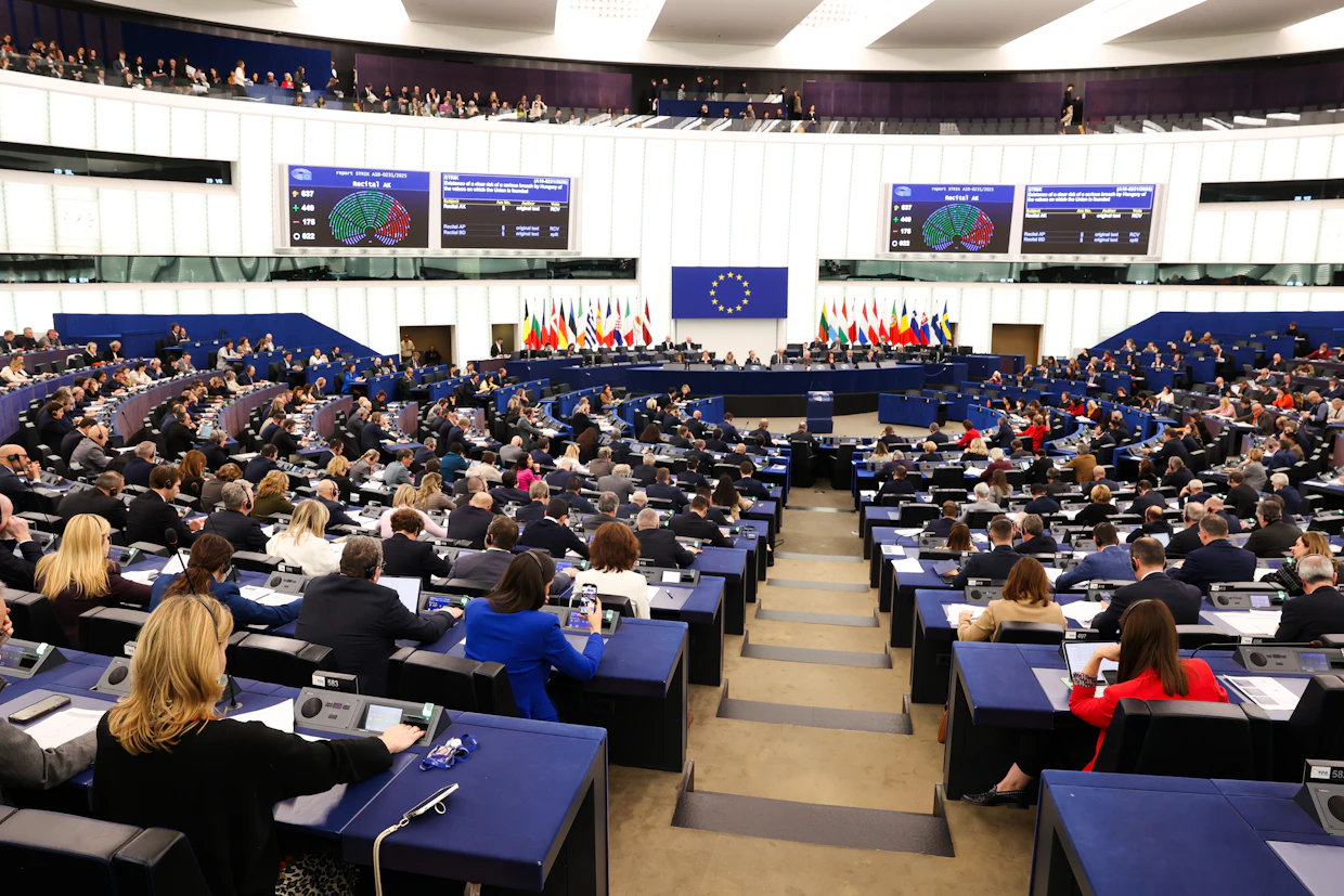 Euroopan parlamenttiin siirtyminen keskeyttää kansanedustajan toimen perustuslain 28. pykälän perusteella, eikä varsinaista eroa tarvitse pyytää.