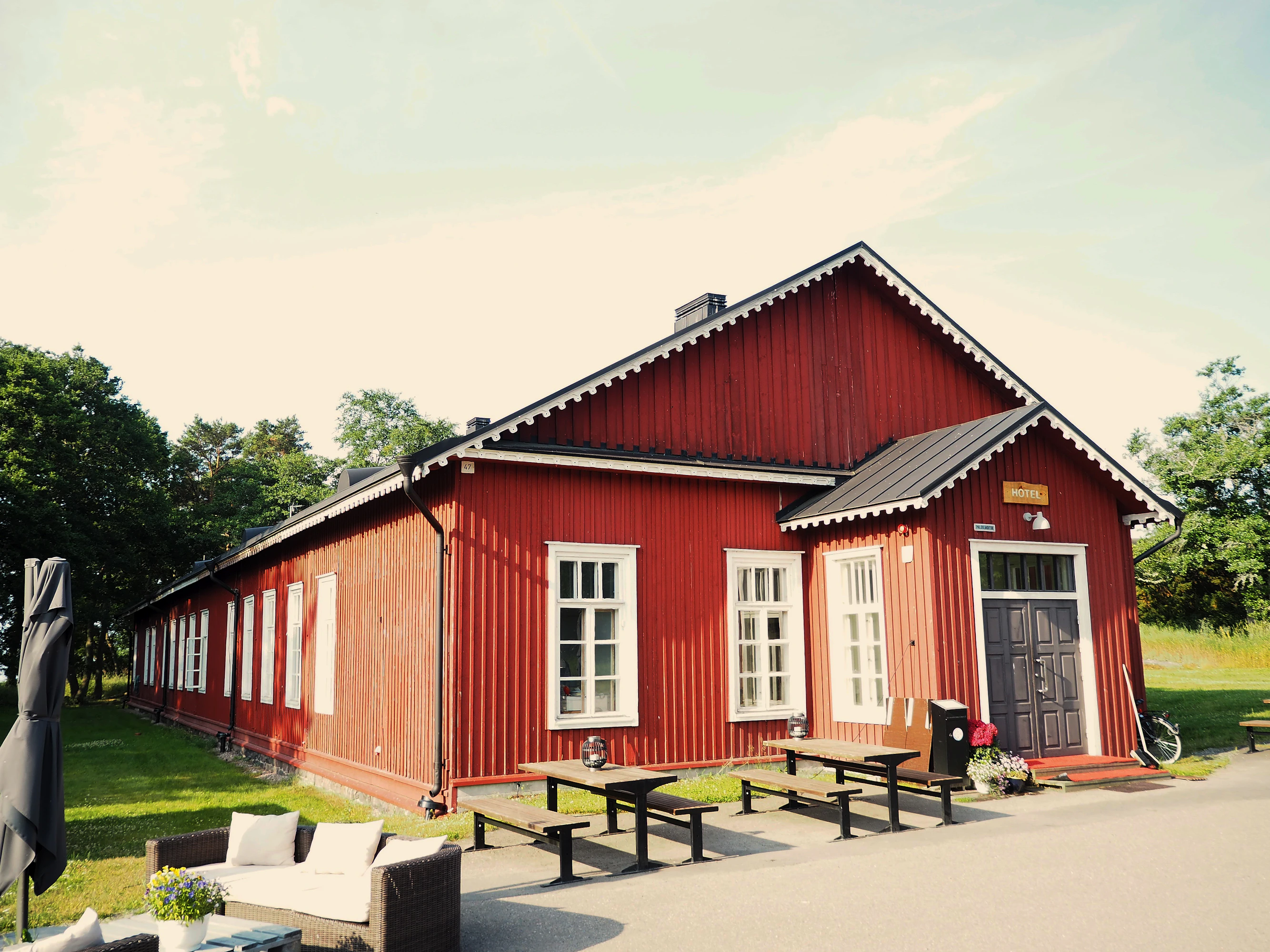 Örössä on noin 80 rakennusta, joista Metsähallitus vuokraa Tirkkosille matkailu- ja majoituskäyttöön kolmeakymmentä.