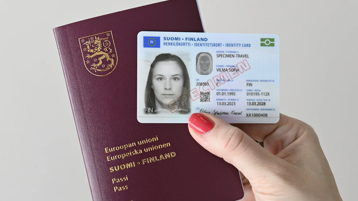 Uusia versioita passeista ja henkilökorteista aletaan myöntää maaliskuun 13. päivästä alkaen. LEHTIKUVA / Heikki Saukkomaa.