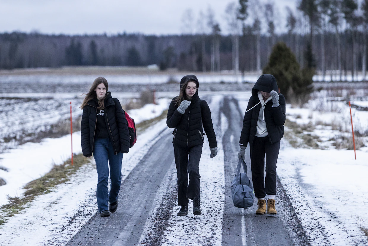 Elin Quist (vas.) ja siskokset Aino ja Ella Nieminen jäivät pois samalla Huhtamon kylän pysäkillä, ja kävelevät sieltä koteihinsa.