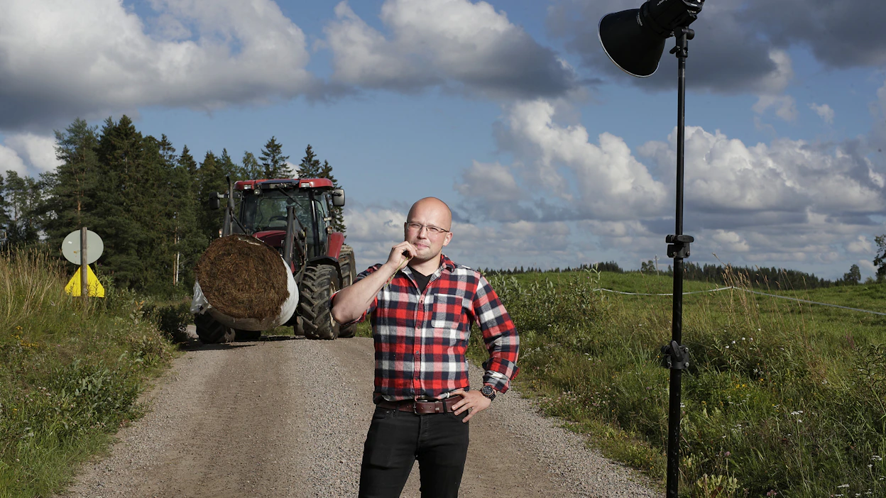 Etenkin sarjakuvissa ja lastenkirjoissa maanviljelijät tallustelevat pellonlaitaa flanellipaidassa ja heinänkorsi suussa.
