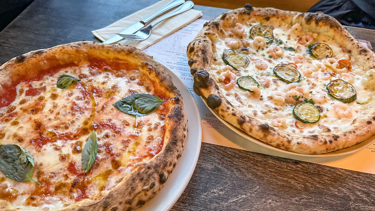 Margherita (vas.) oli todella maukas yksinkertaisuudessaan. Valkoinen Gamberetti e zucchine jätti toivomisen varaa.