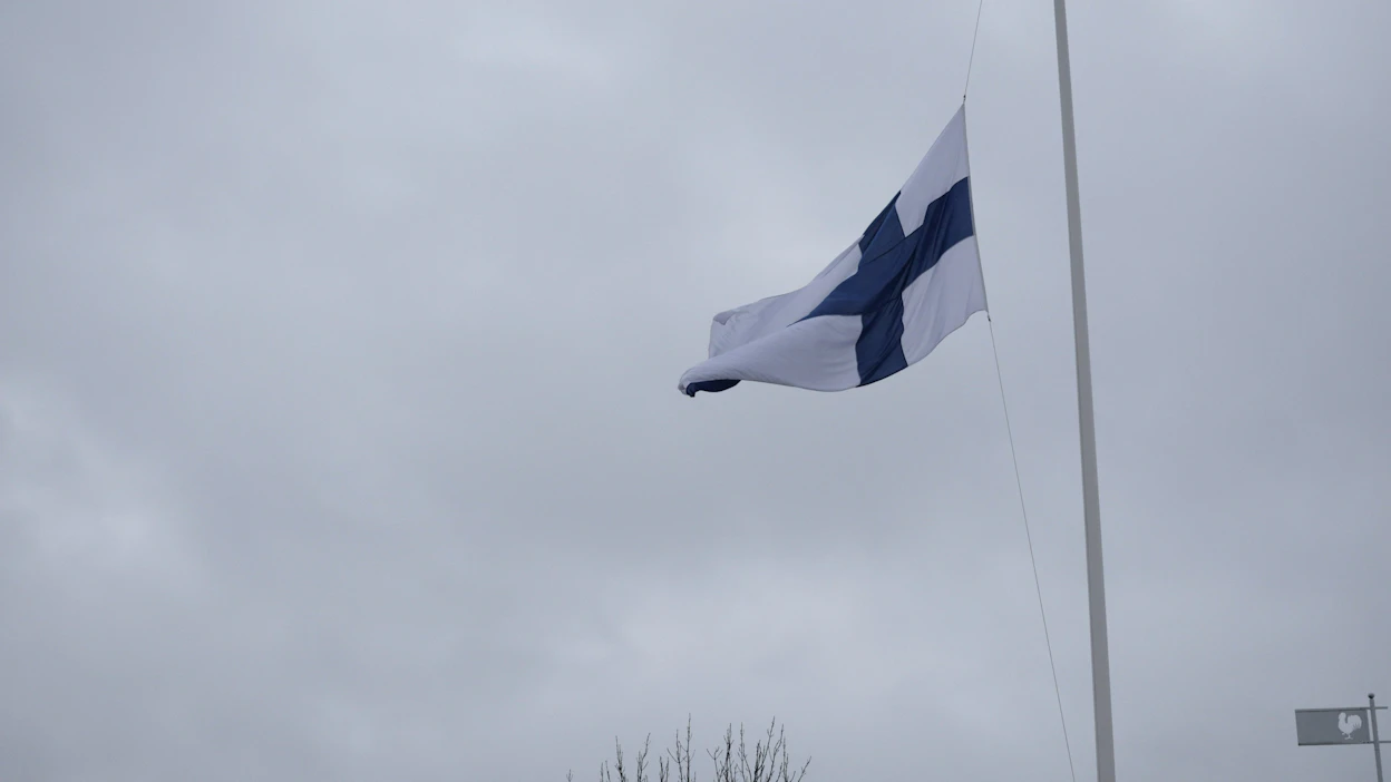 Viertolan koulussa suruliputettiin tiistaina. Keskiviikkona suruliputukseen yhtyy koko Suomi.