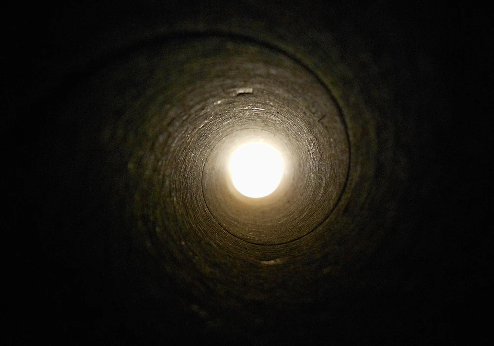 Moni kuolemanrajakokemuksen läpikäynyt kertoo tunnelin päässä näkyvästä valosta, jota kohti oli leijaillut.