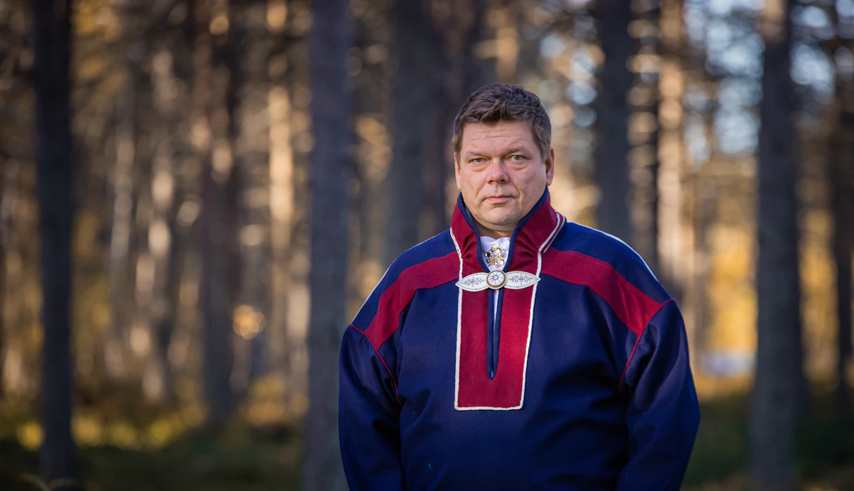 Saamelaiskäräjien 2. varapuheenjohtaja Leo Aikion mukaan kohonneet kustannukset korostuvat erityisesti saamelaisten kotiseutualueen paliskunnissa, joissa poronhoito perustuu jatkuvaan paimennukseen ja välimatkat ovat pitkiä.