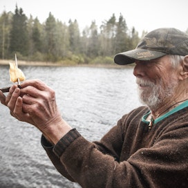 Markku Asunta on veistänyt kaarnalaivoja ja muita puuleluja jo vuosikymmeniä.