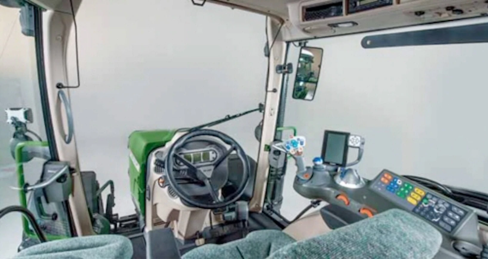 15Fendt300ohjaamo