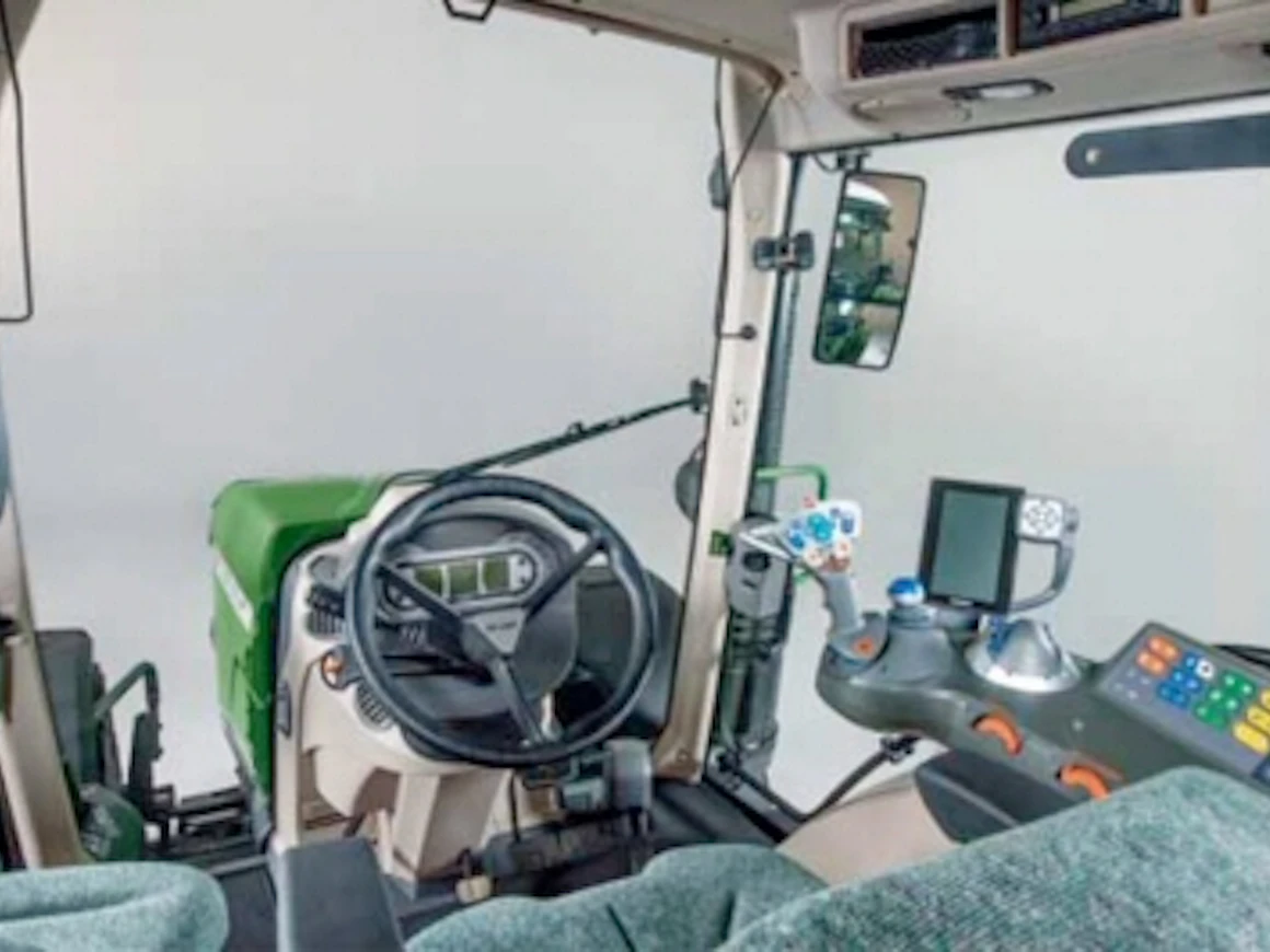 15Fendt300ohjaamo