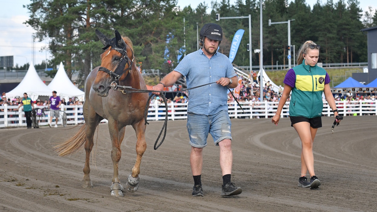 Helpottava hetki. Välkker kävelee omin jaloin pois radalta Juuso Kankaan kanssa Oulun Kuninkuusraveissa.