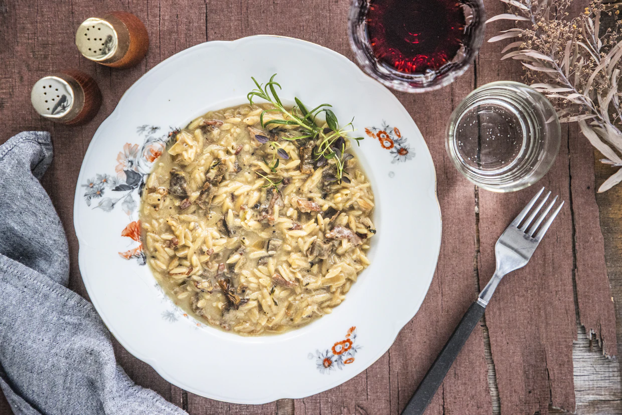 Riisinmuotoisesta jyväpastasta tehty ”risotto” on suutuntumaltaan riisiä liukkaampi. Käytä jyväpastaa myös salaatteihin ja keittoihin.
