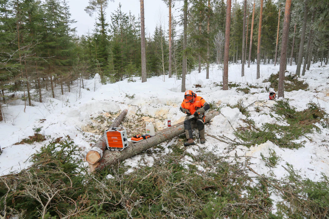 Metsätyömaalla äänimaailma muuttuu, jos työskentelyssä siirtyy akkukäyttöisiin sahoihin. Mutta viilan suhina ja kaatuvien puiden ryske säilyy.