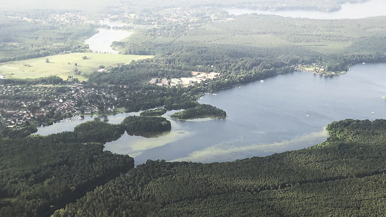 Paikallisia asukkaita on varoitettu menemästä metsään, sillä epäilty surmaaja voi piileskellä maastossa. Kuvituskuva.