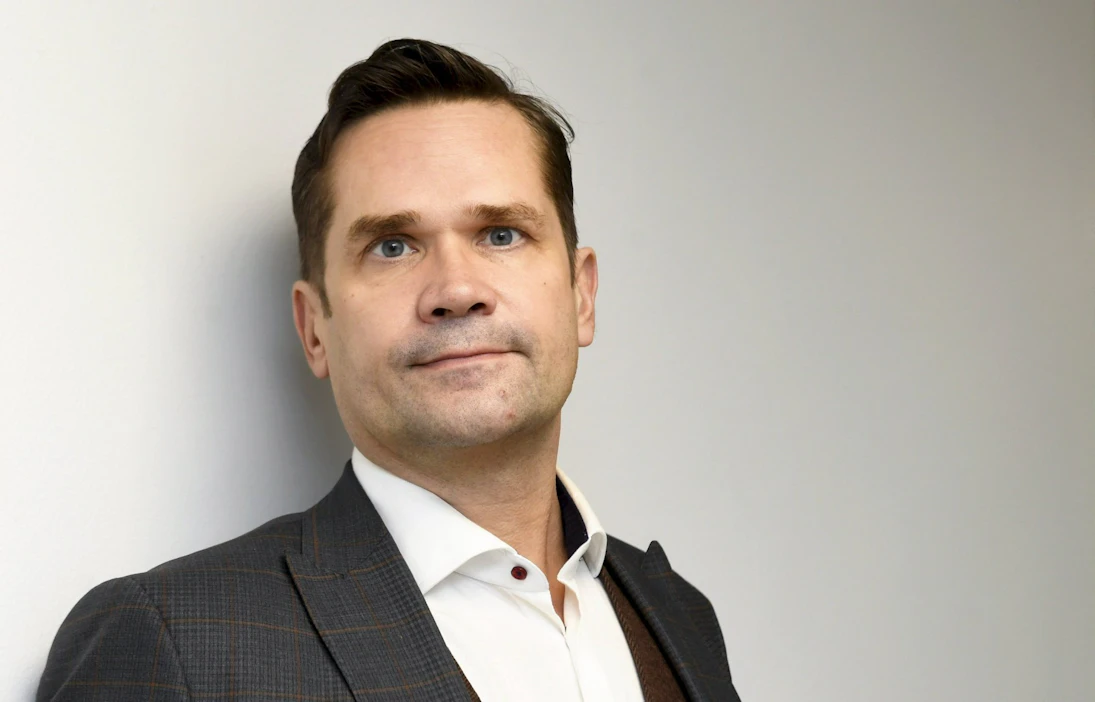 Upin Mika Aaltola sanoi puheessaan keskustan puoluevaltuustolle, että Venäjän nousu on jatkunut pitkään ja siihen on havahduttu hitaasti. LEHTIKUVA / Vesa Moilanen.