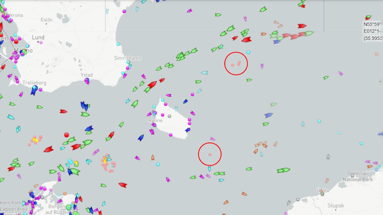 Laivaliikennettä seuraavan Marine Traffic -sivuton näkymästä tallennettuun kuvaan on ympyröity kaasuvuodot. Tanskalainen ja ruotsalainen viranomaisalus vartioivat aluetta. Kuvassa näkyvä saari on Bornholm.