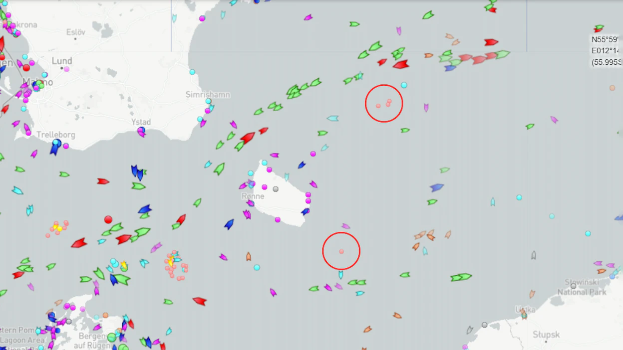 Laivaliikennettä seuraavan Marine Traffic -sivuton näkymästä tallennettuun kuvaan on ympyröity kaasuvuodot. Tanskalainen ja ruotsalainen viranomaisalus vartioivat aluetta. Kuvassa näkyvä saari on Bornholm.