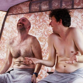 Kasper Strömman (oikealla) etsii uutuussarjassa saunomisen iloa. 