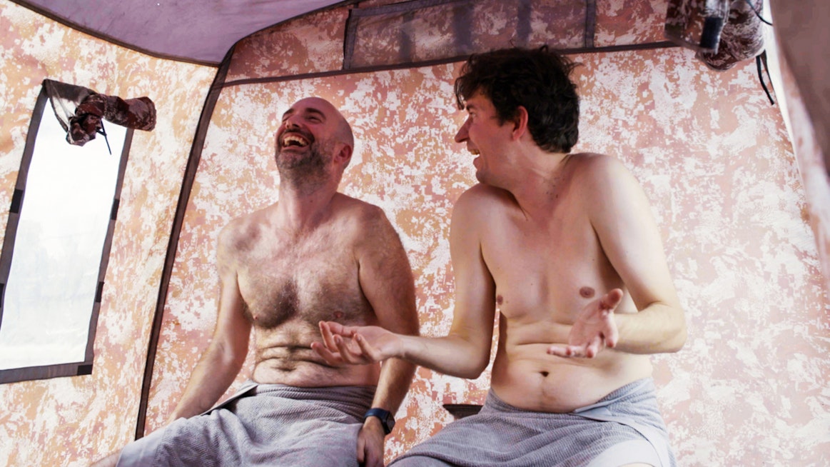 Kasper Strömman (oikealla) etsii uutuussarjassa saunomisen iloa. 