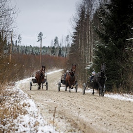 Maaliskuinen ravirata ei kestänyt koneiden painoa. Kuvituskuva.