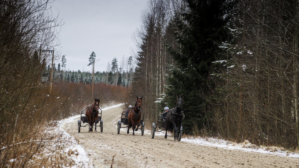 Maaliskuinen ravirata ei kestänyt koneiden painoa. Kuvituskuva.