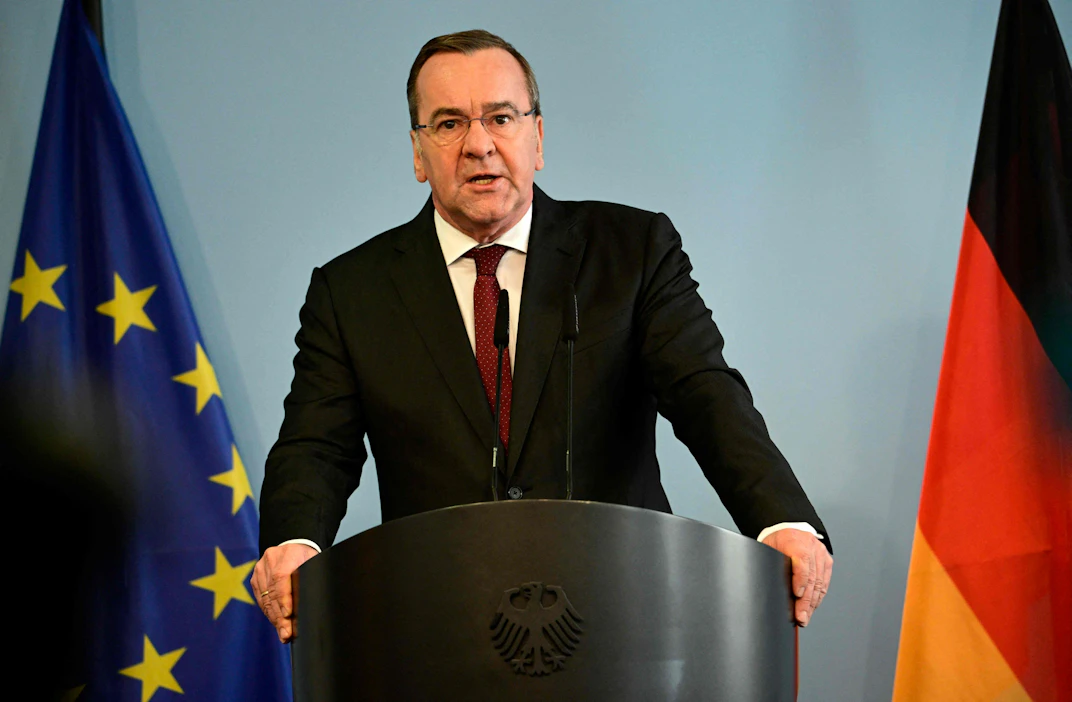 Saksan puolustusministeri Boris Pistoriuksen mukaan Saksan asevoimien Ukrainan sotaa koskeva taannoinen tietovuoto johtui siitä, että yksi osallistujista käytti luvatonta yhteyttä kokouksessa. LEHTIKUVA / AFP.