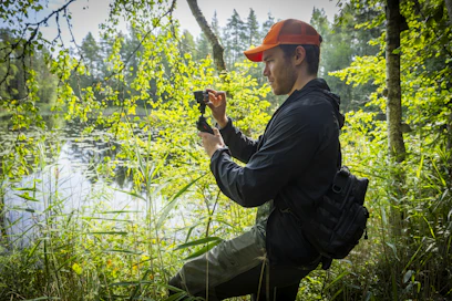 Pari sekuntia hyvää ja käyttökelpoista videomateriaalia videolle voi syntyä kesken kohdesuunnittelun metsäkäynnin. Matias Sarusto Mikon Metsäpalvelusta kuvaa klippiä.