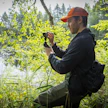 Pari sekuntia hyvää ja käyttökelpoista videomateriaalia videolle voi syntyä kesken kohdesuunnittelun metsäkäynnin. Matias Sarusto Mikon Metsäpalvelusta kuvaa klippiä.