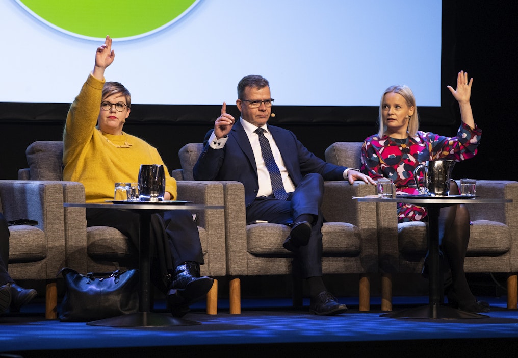 Keskustan puheenjohtaja Annika Saarikko, kokoomuksen puheenjohtaja Petteri Orpo ja perussuomalaisten puheenjohtaja Riikka Purra Maaseudun Tulevaisuuden vaalipaneelissa Helsingissä tammikuussa.