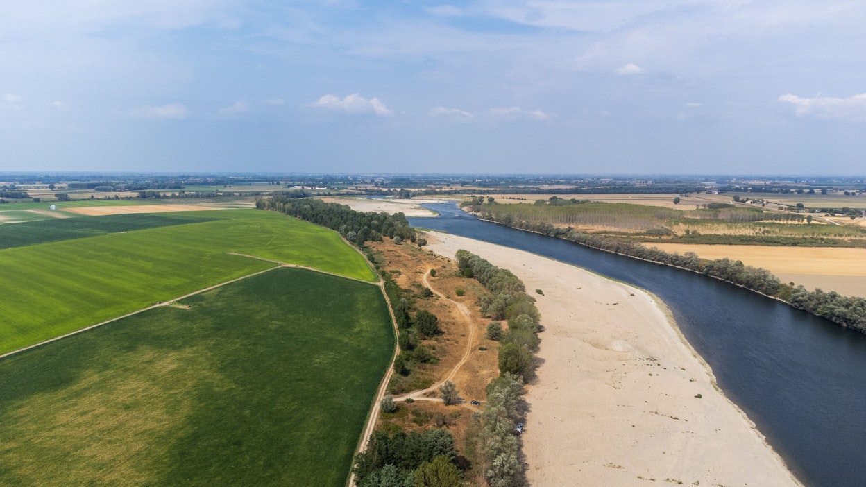 Maataloustuotannon kannalta elintärkeä Po-joki  Pohjois-Italiassa on paikoin kuivunut niin pahasti, että jokiuoma on täyttynyt suolaisella merivedellä.