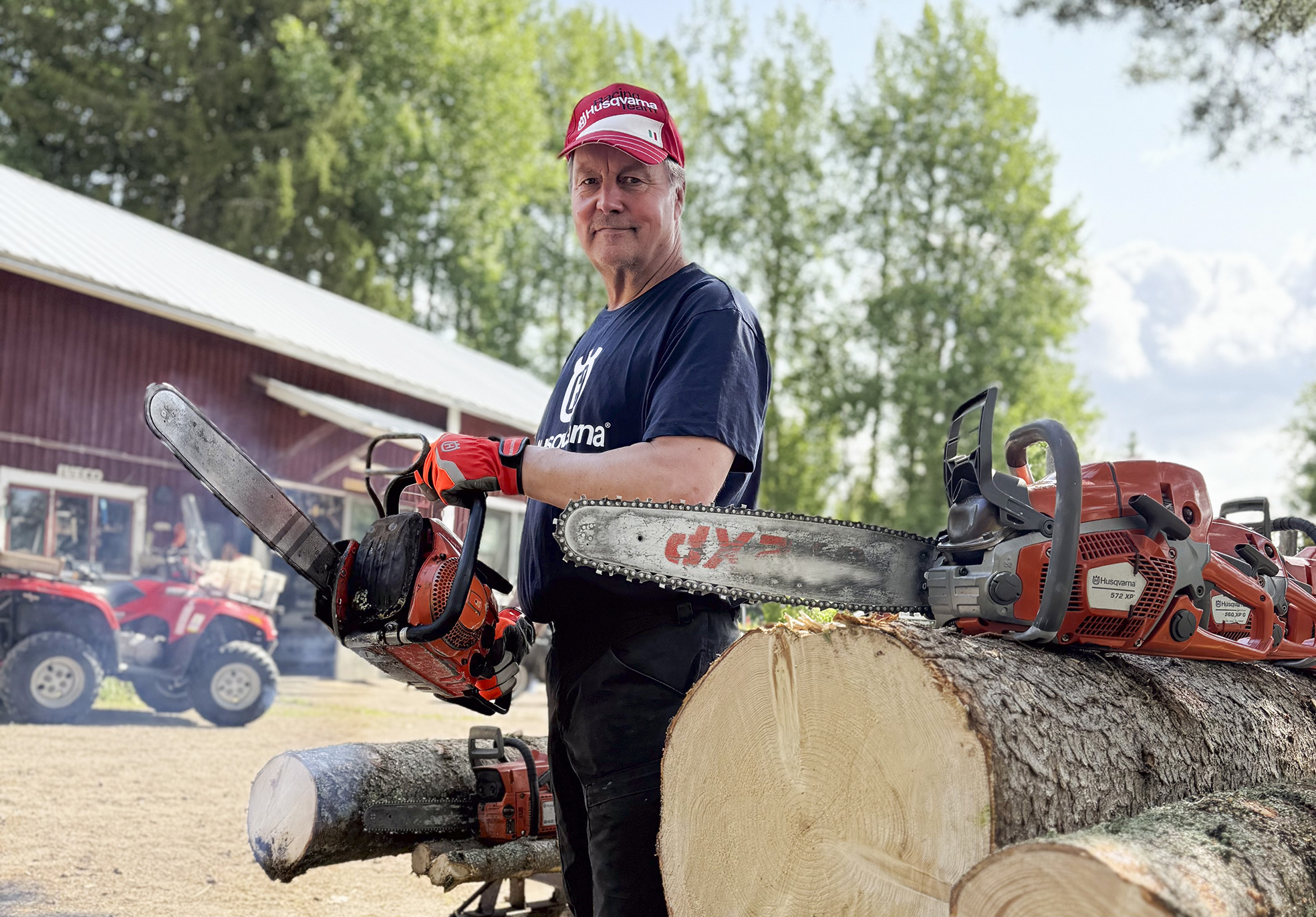 Pentti Paananen harjoittelee sahakisoihin kotipihallaan.