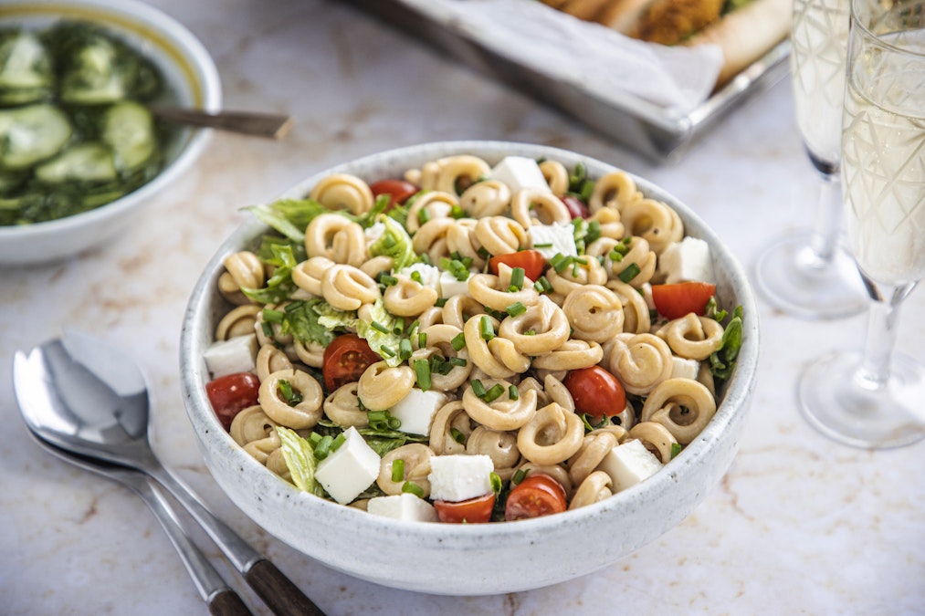 Juusto-pastasalaattiin sopii hyvin suomalainen kotijuusto ulkomaisen  mozzarellan tai halloumin sijaan - Ruoka - Maaseudun Tulevaisuus