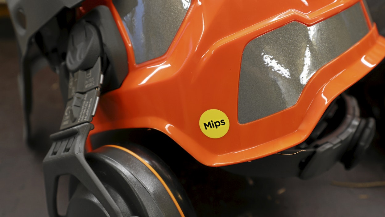 Vain pieni keltainen Mips-tarra Husqvarna-kypärän ulkokuoressa kertoo, että kyseessä on tavallisesta poikkeava kypärä.