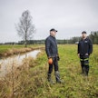 Enää tulvavedet eivät seiso pelloilla viikkoja, kertoo maanviljelijä Stefan Widlund (vasemmalla). Joen kunnostustyö oli haastava, toteaa erityisasiantuntija Mikko Ortamala.