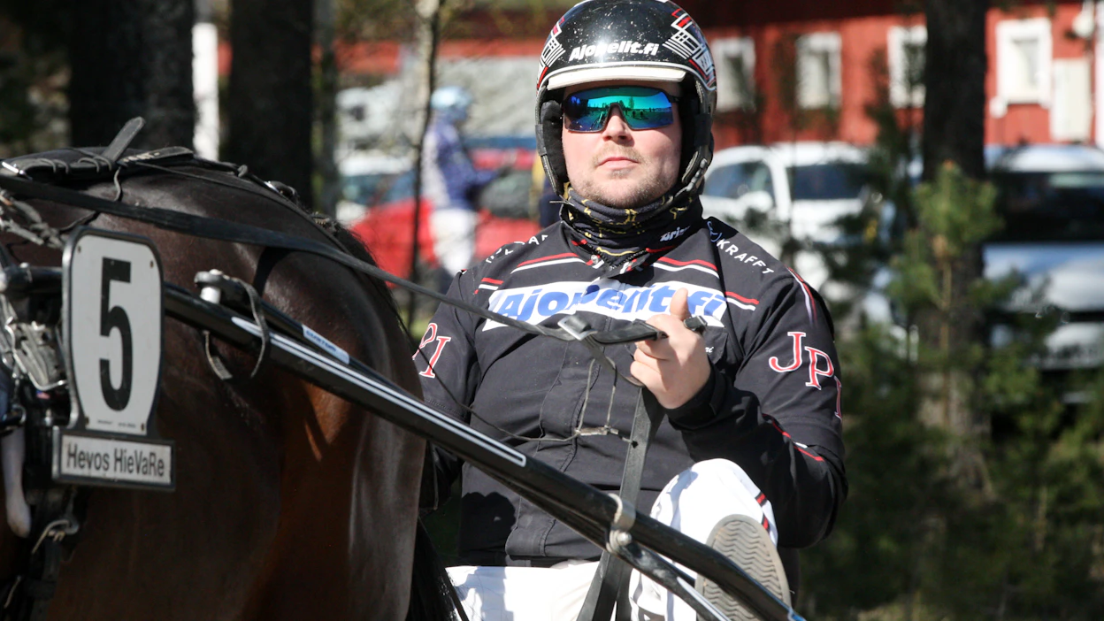 Joni-Petteri Irrin hevoset alkavat jälleen olla kuosissa. Hyviä sijoituksia on tullut kymmenittäin, mutta voitot ovat kesällä olleet tiukassa.