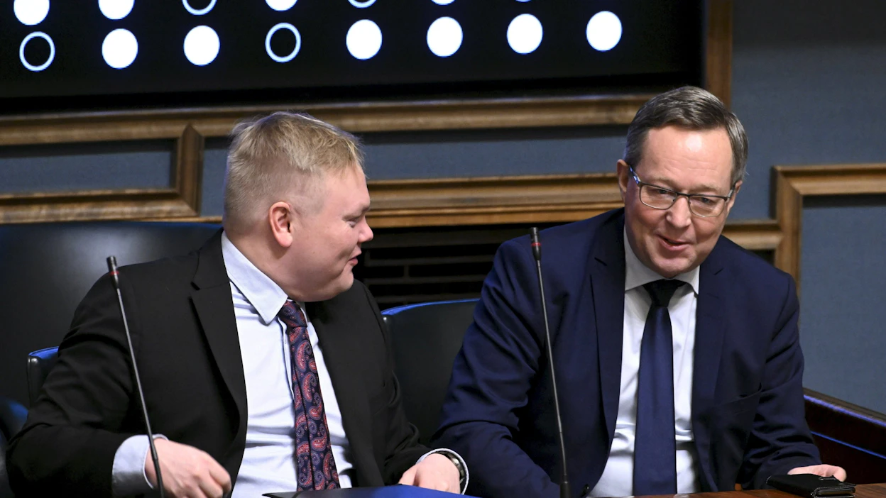 Elinkeinoministeri Mika Lintilä (oik.) ja maa- ja metsätalousministeri Antti Kurvinen eduskunnan täysistunnossa keskiviikkona. LEHTIKUVA / Heikki Saukkomaa.