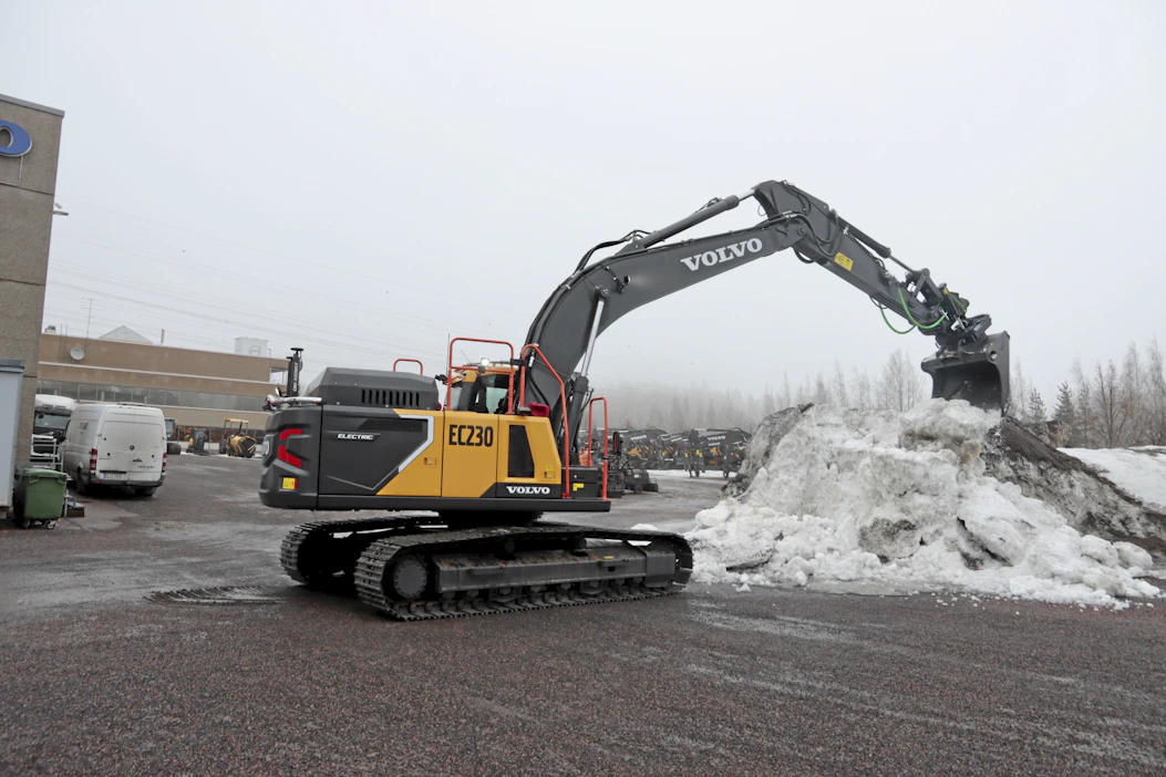 Voimanlähdettä lukuun ottamatta EC230 Electric vastaa hyvin pitkälle EC220-mallia.