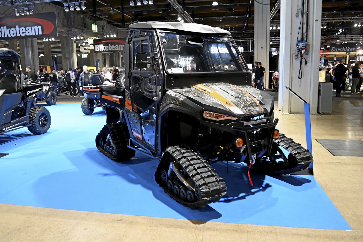 Linhai oli tuonut paikalle teloilla varustetun dieselmallin. Laduntekijälle lämmin työkone.