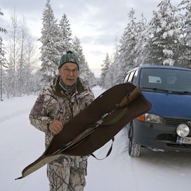 ”Asepussin vetoketjun täytyy olla kokonaan suljettu, jos asetta kuljetetaan moottoriajoneuvon ohjaamossa. Tavaratilassa asetta saa kuljettaa ilman suojustakin”, metsästäjä Terho Hiukka Rovaniemeltä sanoo.